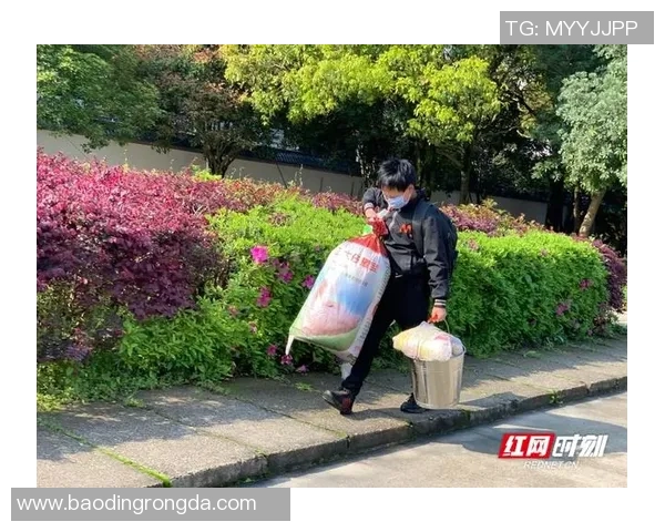 足球明星与粉丝共同追梦的背影瞬间展现热爱与激情 足球明星与粉丝共同追梦的背影瞬间展现热爱与激情