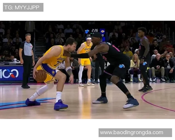 希罗在关键时刻展现绝佳表现湖人与热火的激烈对决引发热议 希罗在关键时刻展现绝佳表现湖人与热火的激烈对决引发热议